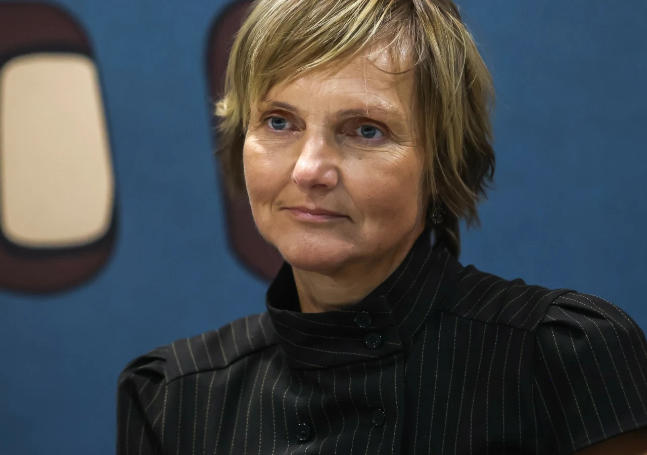 Ewa Konstancja Bułhak Ewa Konstancja Bułhak, aktorka znana z roli w serialu "Ojciec Mateusz", na zdjęciu portretowym.
