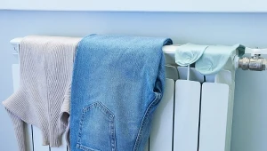 Nie susz ubrań na kaloryferze. Szkodzisz tkaninom i zwiększasz rachunki