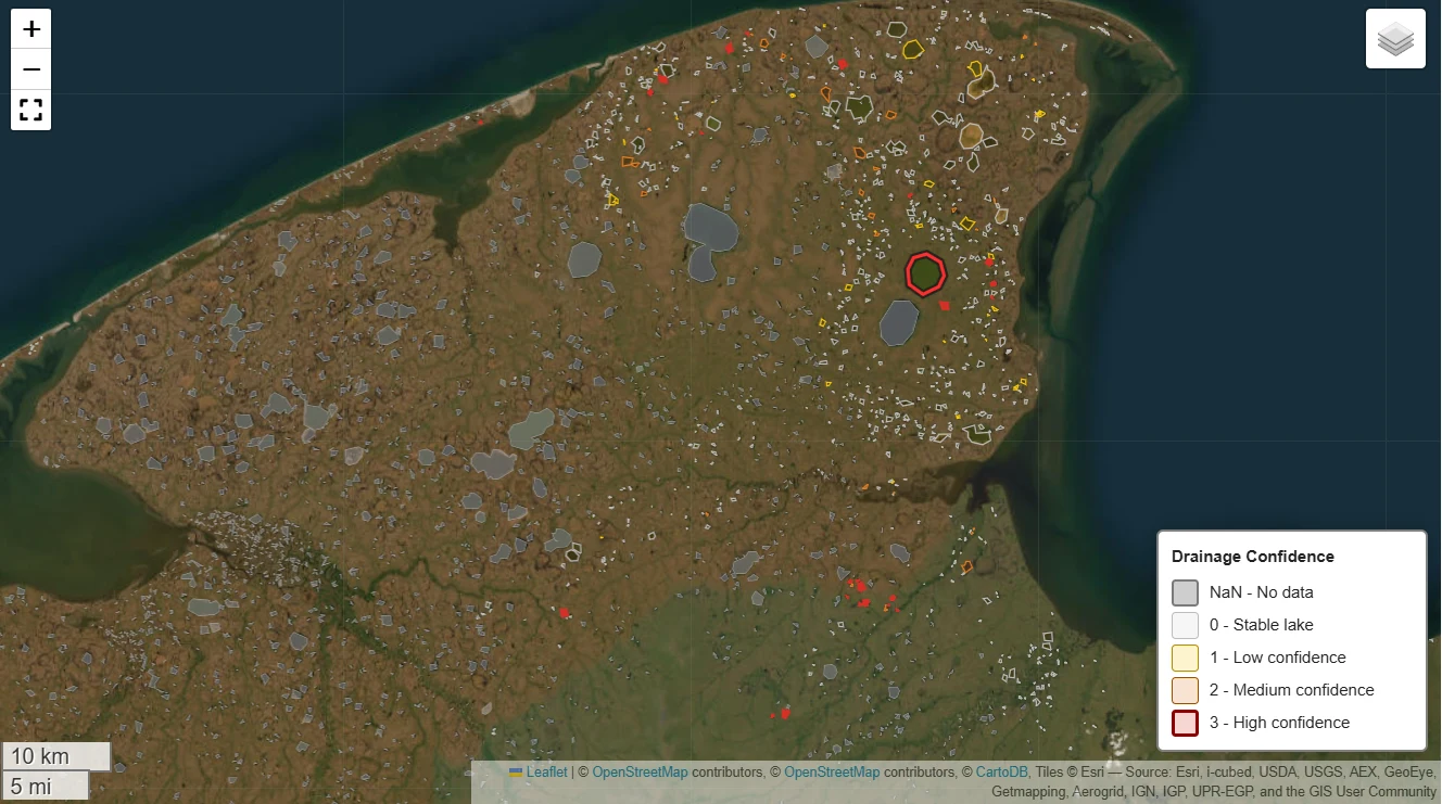 Widok poglądowy na jeziora z mapy Lost Lakes Mapa satelitarna północnej części lądu z licznymi zbiornikami wodnymi w formie jeziorek i oczek, oznaczonymi kolorowymi okręgami wskazującymi poziom pewności w klasyfikacji cech hydrologicznych według legendy w prawym dolnym rogu.