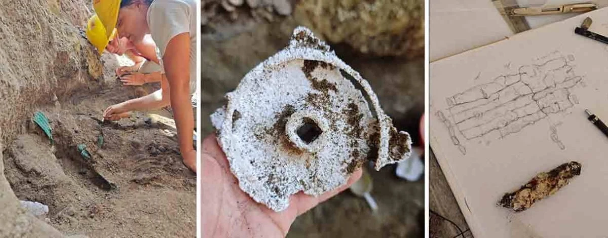 Część rzeczy odkrytych w Grobowcu Kamiennej Komnaty Archeolodzy w kaskach prowadzą wykopaliska, wydobywając metalowe przedmioty z ziemi; w centrum zbliżenie na zardzewiały, okrągły artefakt; po prawej narzędzia i szkic znalezisk na papierze.