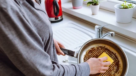 Skórka od banana może pomóc przy usunięciu przypaleń z patelni. Jak działa? 
