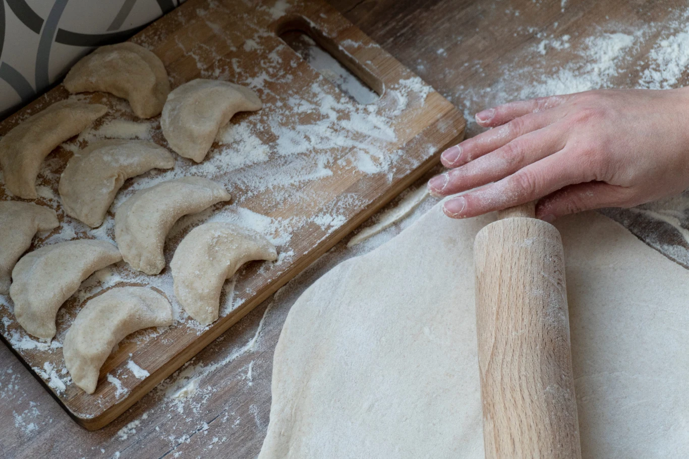 To ciasto na pierogi wychodzi zawsze. Musisz pamiętać o ważnej wskazówce. Wałkowanie ciasta na pierogi