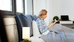 Jedno miejsce w twojej sypialni może drenować twoją energię wg feng shui