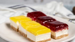 Sernik lemon curd to apetyczny deser dla fanów orzeźwiającego smaku cytryny