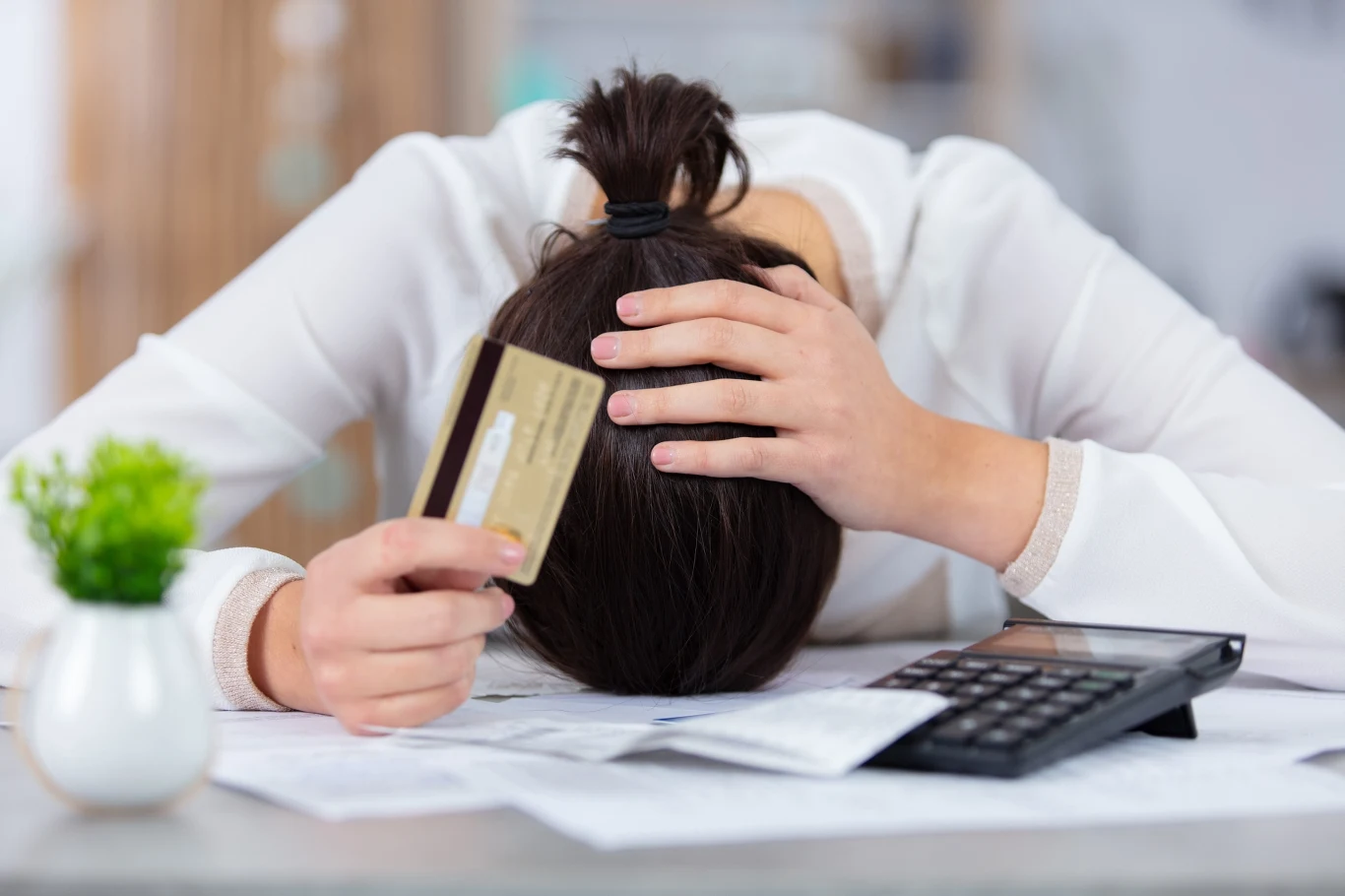 Bank może zablokować konto. Wystarczy nietypowy przelew Osoba z kartą kredytową, dokumentami i kalkulatorem, siedzi przy biurku po otrzymaniu blokady konta przez bank.