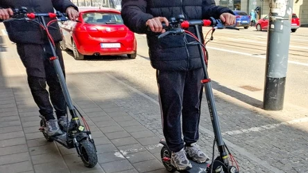 Zasady bezpiecznej jazdy hulajnogą. Policjanci z Legionowa przypominają obowiązujące przepisy.