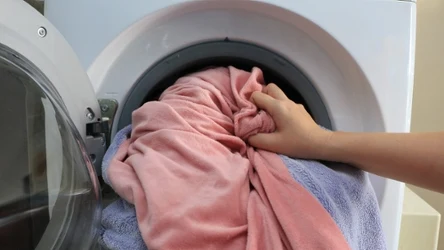 Koce przed zimą warto porządnie wyprać. Jeśli zastosujesz sprytny trik z octem, po wyjęciu z pralki będą miękkie jak chmurka