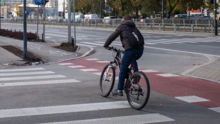 Taki sposób poruszania się rowerzysty nie jest zgodny z przepisami. Powinien korzystać z przejazdu a nie przejścia