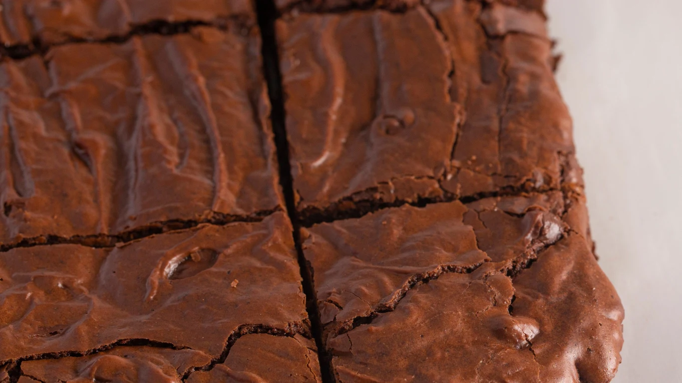 To brownie z jesiennym warzywem nie ma grama mąki. Pięknie rośnie i wyśmienicie smakuje Pokrojone na kwadraty brownie z dynią.