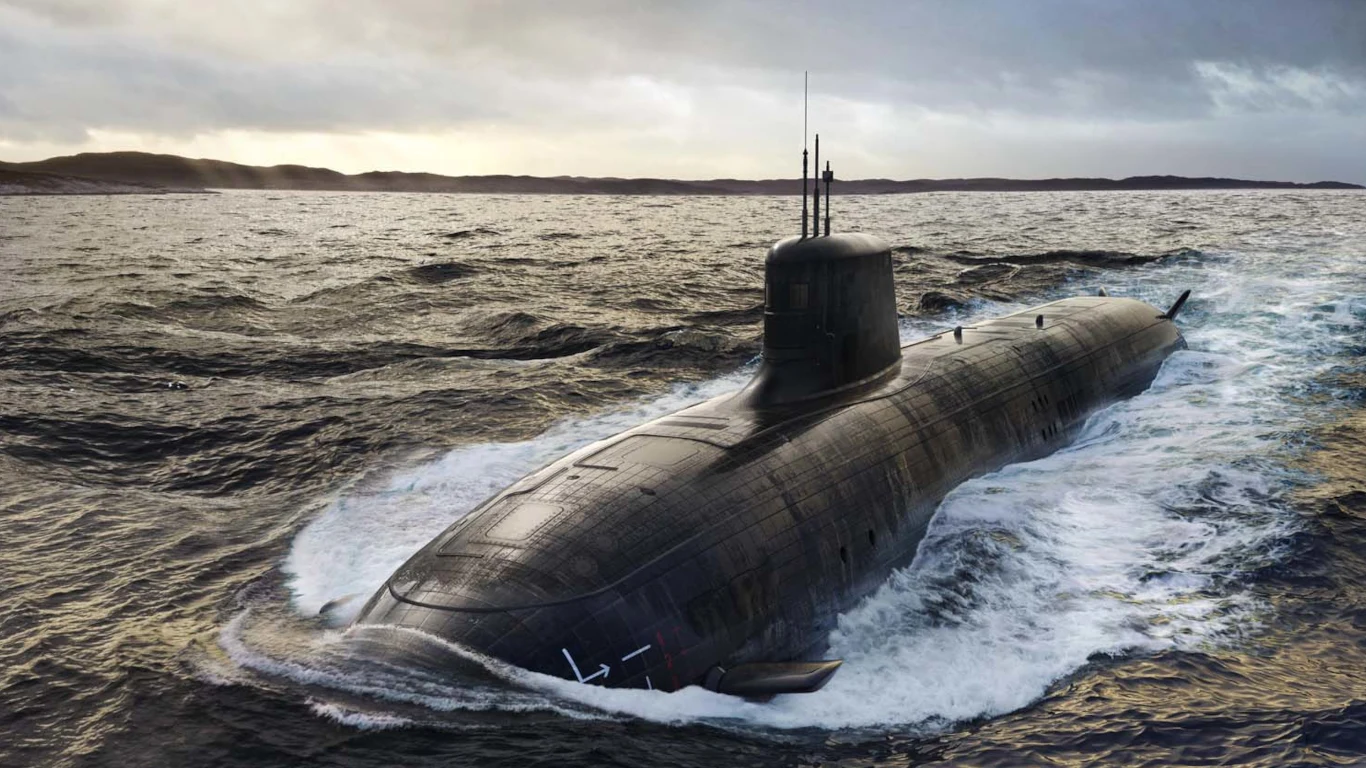 Wizualizacja okrętu SSN-AUKUS. Wizualizacja ciemnoszarego okrętu podwodnego SSN-AUKUS płynącego po wzburzonym morzu w kierunku brzegu.