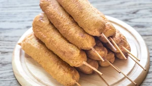 Przepyszne parówki w cieście ziemniaczanym z mozzarellą. Taką przekąską nie pogardzo nawet wybredny teść