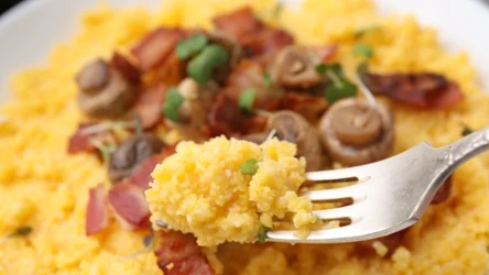Gęsta i pyszna polenta z grzybami to wymarzony obiad na jesień. Włosi wręcz się zajadają