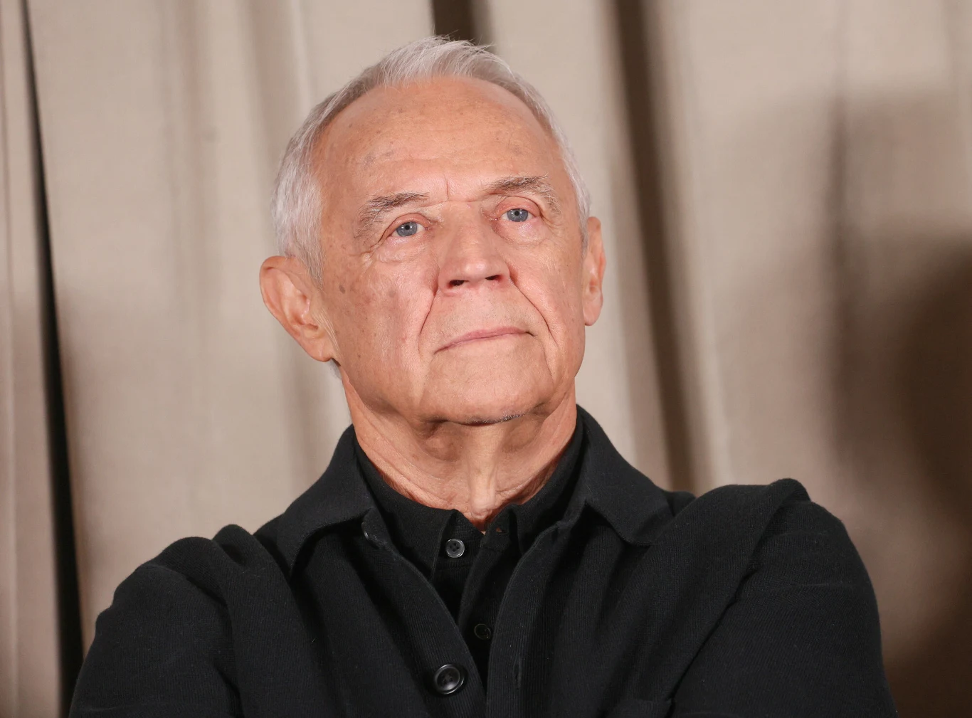 Marek Kondrat Marek Kondrat w ciemnej marynarce na beżowym tle. Aktor wystąpi w nowej filmowej adaptacji powieści Lalka.