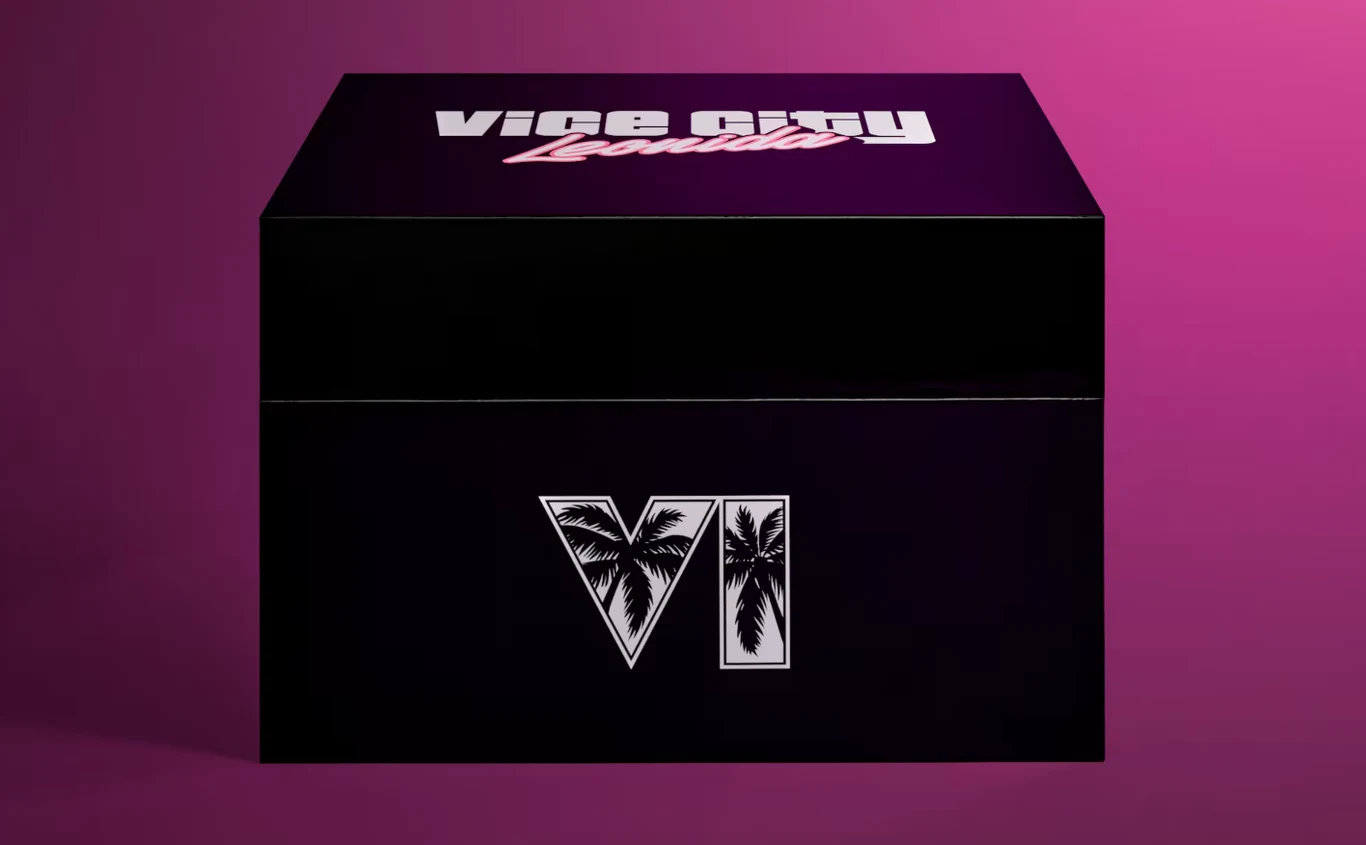 Czarny pudełko kolekcjonerskie z białym napisem „Vice City” oraz logotypem „VI” z motywem palm na fioletowym tle.