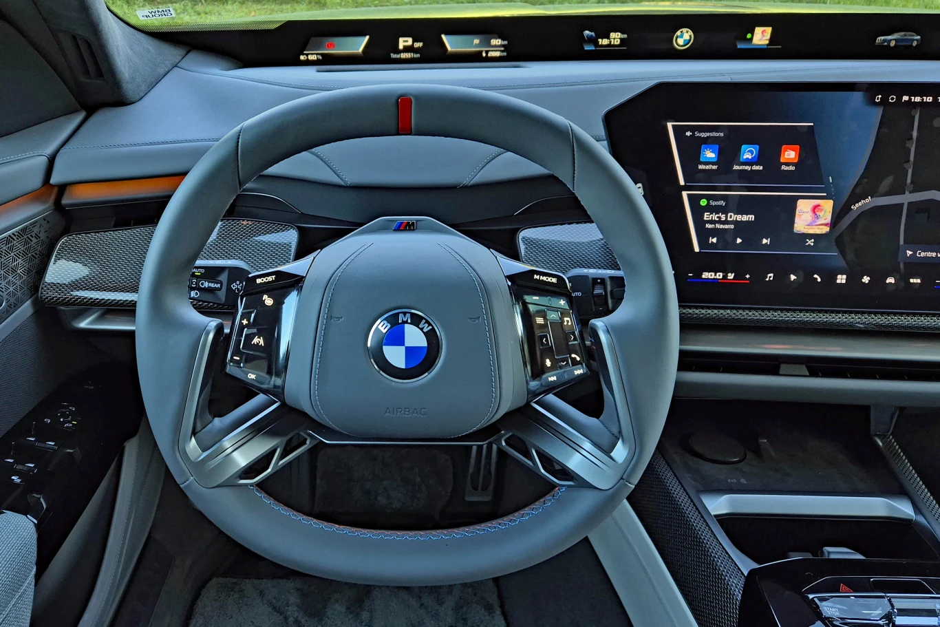 Sportowa kierownica w BMW serii 7 ma bardziej klasyczny układ ramion, ale dostępna jest też kierownica typowa dla Neue Klasse, czyli z ramionami na górze i na dole wieńca Kierownica BMW z charakterystycznym logo pośrodku, nowoczesny panel cyfrowych zegarów oraz duży ekran systemu multimedialnego po prawej stronie.