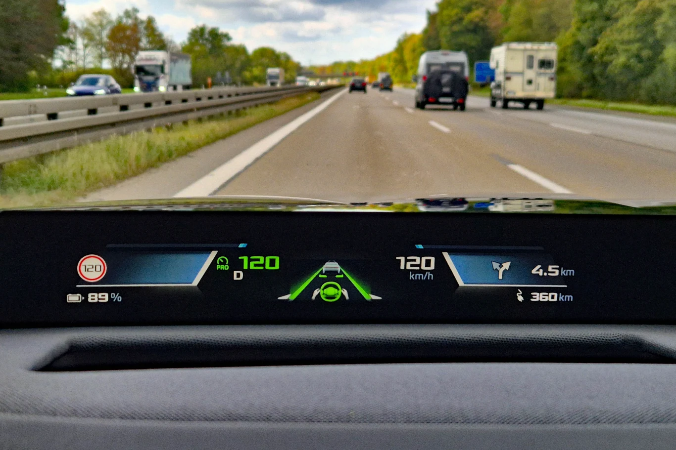 BMW serii 7 pozwala na autostradach puścić kierownicę i wymaga od kierowcy jedynie patrzenia na drogę Autostrada z kilkoma pojazdami jadącymi w obu kierunkach oraz widoczny cyfrowy wyświetlacz w samochodzie, pokazujący informacje o prędkości, asystencie pasa ruchu i stanie baterii pojazdu elektrycznego.