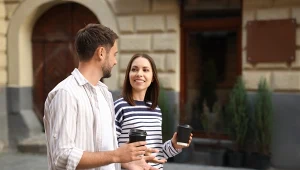 Koniec z chemią od pierwszego wejrzenia? Single znów dają relacjom czas