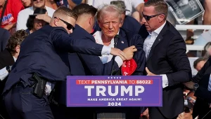 Donald Trump podczas zamachu z 2024 roku (zdj. archiwalne)