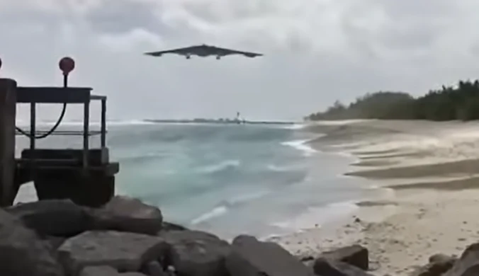 Bombowiec B-2 nad Diego Garcia. Jedną z najważniejszych baz USA "na końcu świata"