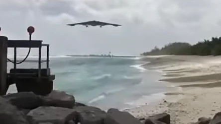 Bombowiec B-2 nad Diego Garcia. Jedną z najważniejszych baz USA "na końcu świata"
