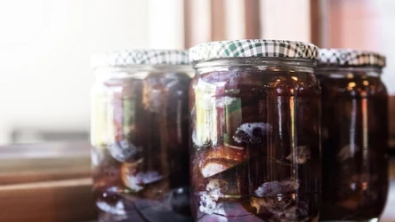 Jak zrobić śliwki w occie balsamicznym? Ten przepis pokochasz