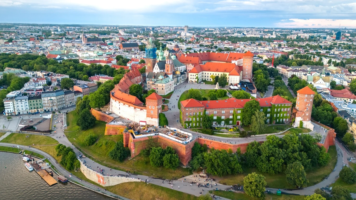 Wyścig o fotel prezydenta Krakowa. Wybory już w niedzielę (zdj. ilustracyjne) Wzgórze Wawelskie z zamkiem i katedrą otoczone murami, widoczne na tle miasta i zieleni parkowej w Krakowie.
