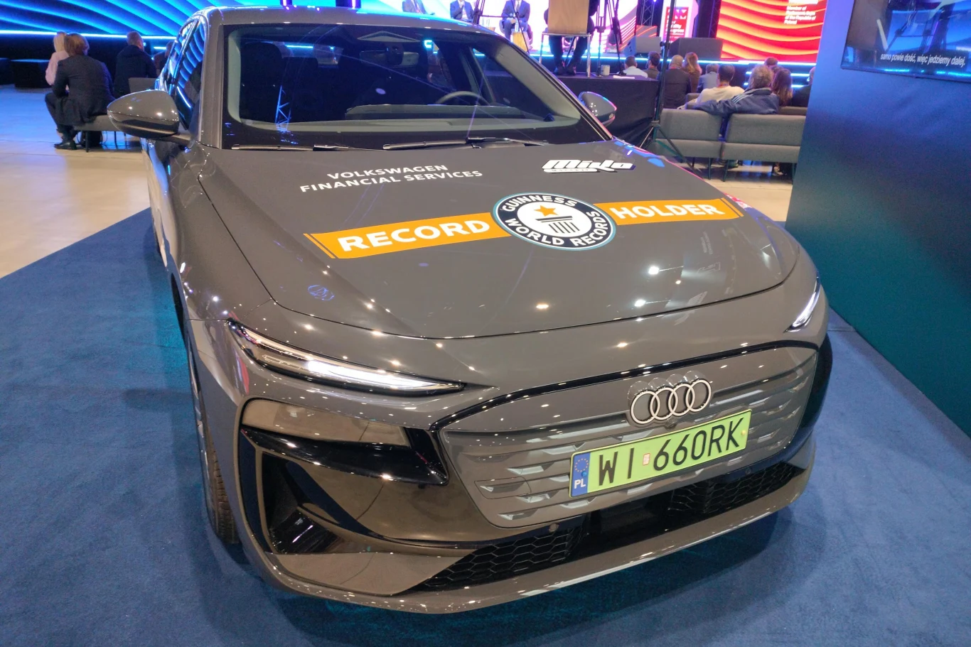 Marczyk zaznacza, że rekordowa próba była eksperymentem i nie pokazuje, jak na co dzień korzysta się z samochodu elektrycznego. Audi w kolorze szarym z żółtymi naklejkami „Record Holder” na masce, wyróżnione logo Guinness World Records oraz zielone tablice rejestracyjne, ustawione na niebieskim dywanie podczas targów motoryzacyjnych.