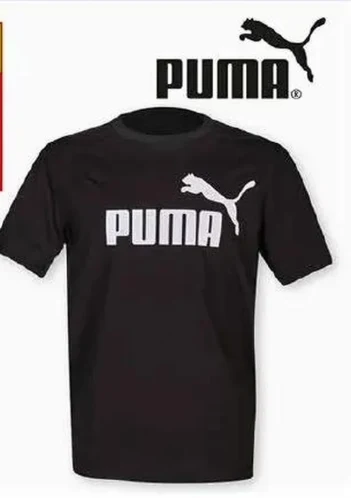 Czarna koszulka z krótkim rękawem z dużym białym logo i napisem PUMA na klatce piersiowej, ponad nią powiększone logo marki na białym tle.