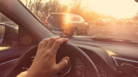 Jesienią kierowca jadący drogą o świcie lub przed zmrokiem mają tarczę słońca ustawioną wprost na wysokości oczu