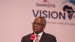 Aliko Dangote podczas wystąpienia w Lagos