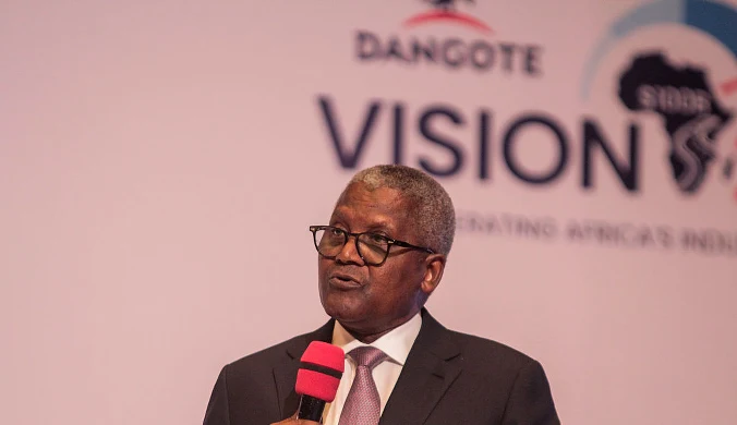 Aliko Dangote podczas wystąpienia w Lagos