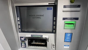 Bankomat może nie wydać karty po transakcji. Jeśli widzisz ten jeden szczegół, lepiej go zostaw.