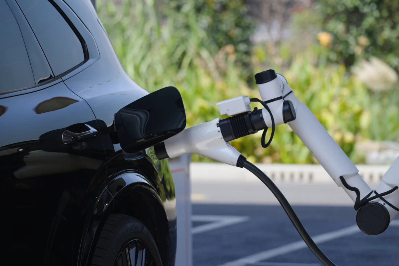 Ładowanie samochodu elektrycznego w 4,5 minuty. Geely ma nową technologię. Fot. Geely Auto Group Elektryczny samochód ładowany przez automatyczne ramię ładowarki Geely Auto Group.