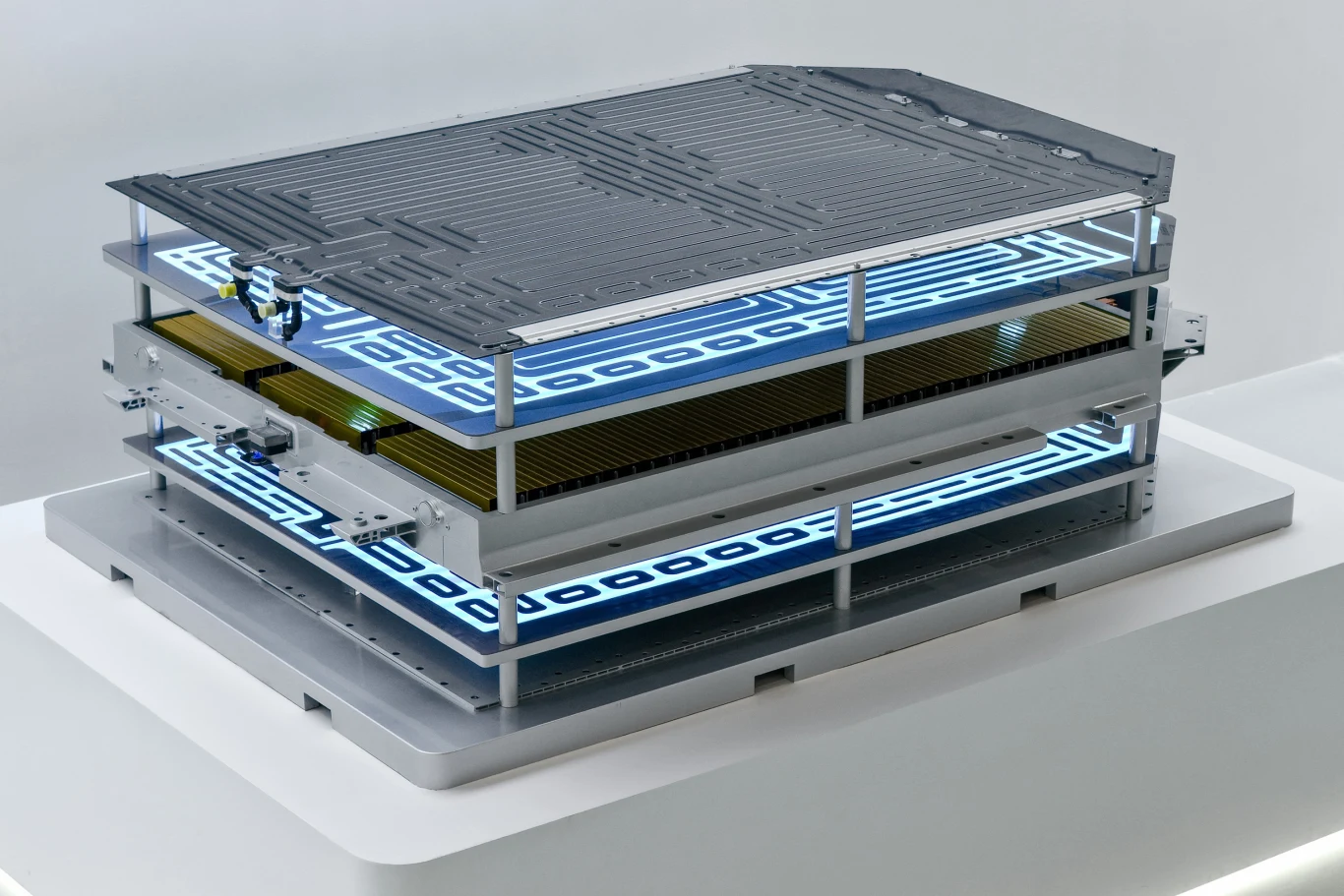 Nowy akumulator Ultra Short Blade. Fot. Geely Auto Group Warstwowa konstrukcja baterii z zaznaczonymi ścieżkami przewodzenia prądu i elementami chłodzenia przedstawiająca kluczowe komponenty modułu energetycznego.