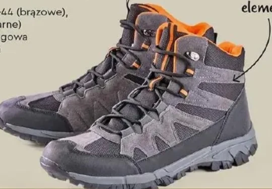 Męskie buty trekkingowe za 69,90 zł Para męskich butów trekkingowych w odcieniach szarości z pomarańczową wyściółką, wykonanych z materiału tekstylnego i skóropodobnego, z grubą podeszwą przystosowaną do chodzenia po trudnym terenie.