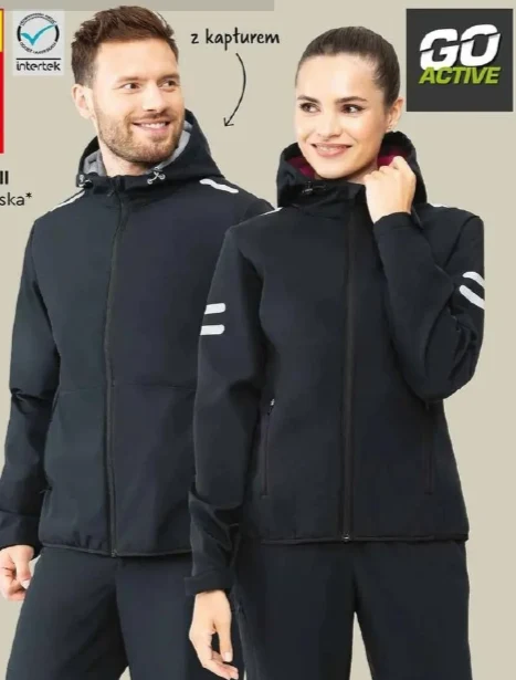 Damska lub męska kurtka softshell za 69,90 zł Dwie osoby ubrane w czarne, sportowe bluzy z białymi paskami na rękawach i kapturami, stojące obok siebie, logo GO ACTIVE w prawym górnym rogu.