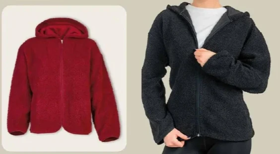 Damska bluza za 49,99 zł Dwie polarowe bluzy z kapturem na suwak, jedna w kolorze czerwonym, druga czarna, prezentowana na osobie ubraną w białą koszulkę i czarne legginsy.