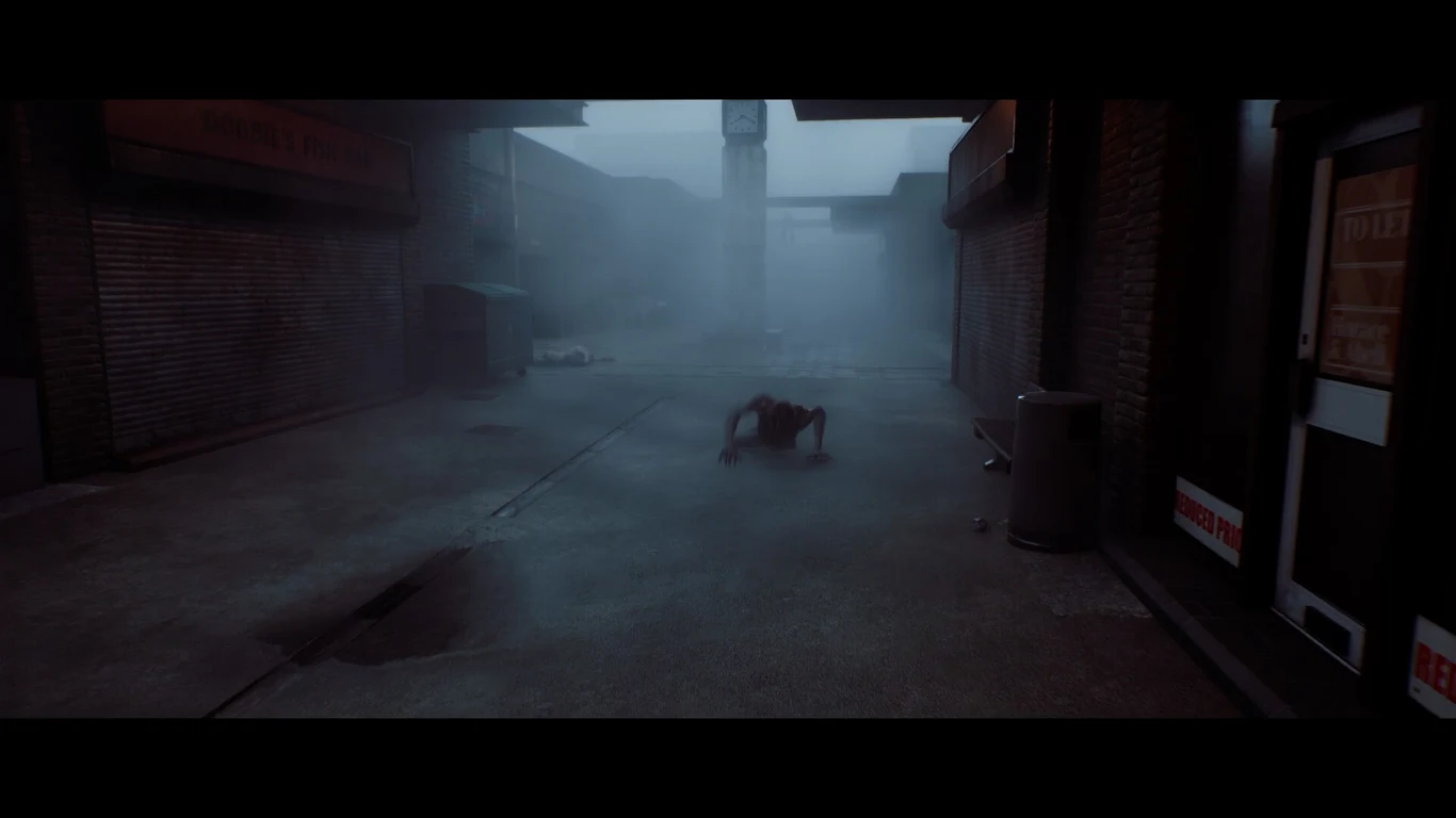Silent Hill: Townfall Opustoszała, zamglona uliczka z dziwnie wyglądającą postacią przemieszczającą się na czworakach po środku kadru.
