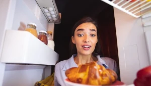 Budzenie się w nocy z uczuciem głodu nie zawsze jest zachcianką. Może mieć związek z dietą, zaburzeniami snu albo gospodarką glukozową