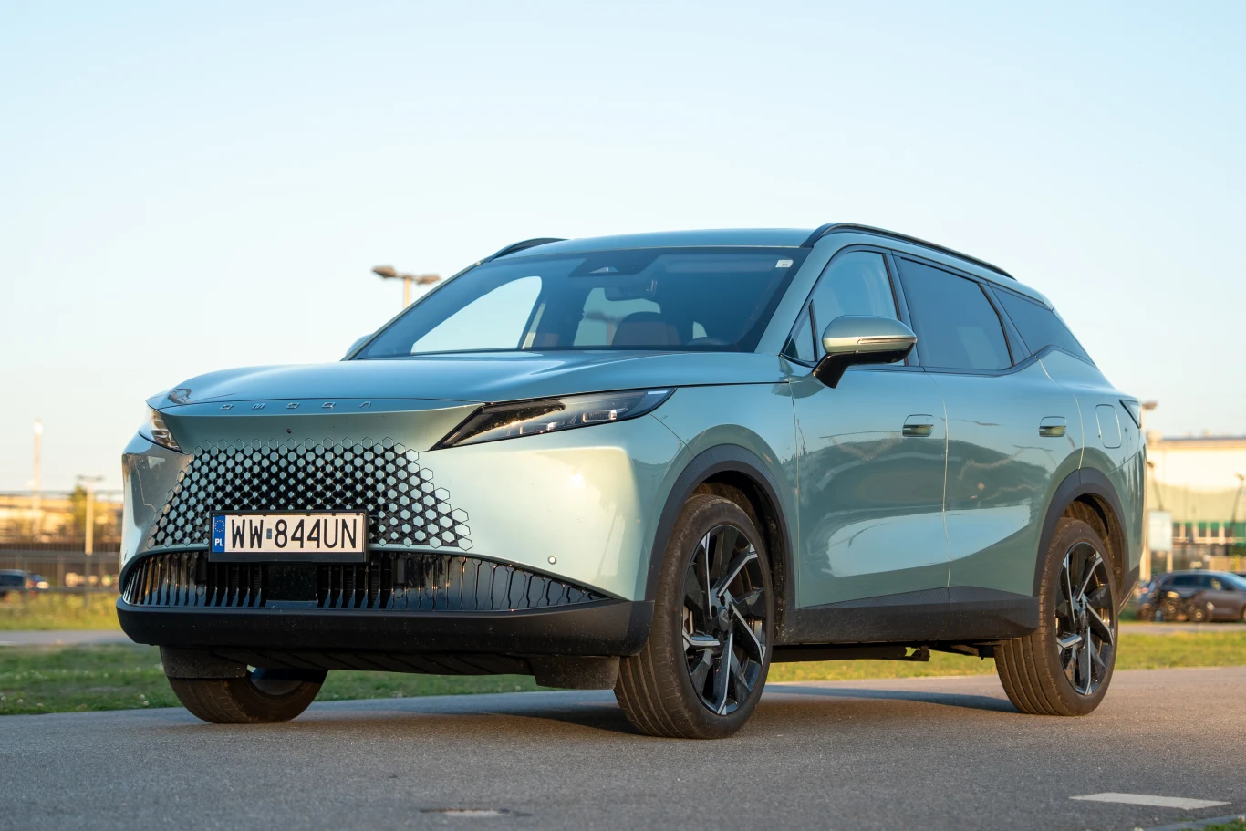 Omoda 7 Super Hybrid to trzeci model w gamie chińskiego producenta Omoda 7 Super Hybrid SUV w jasnoniebieskim kolorze z czarnym grillem i felgami na asfalcie za dnia