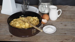 Najprostsze ciasto z jabłkami to znakomity wypiek na rodzinny podwieczorek