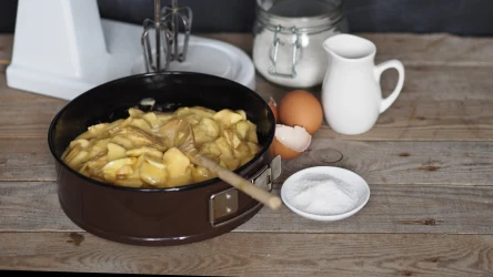 Najprostsze ciasto z jabłkami to znakomity wypiek na rodzinny podwieczorek