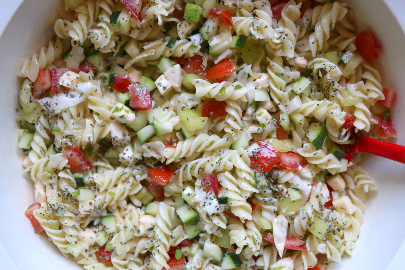 Sałatka śródziemnomorska z makaronem i serem feta. Kiedy biorę ją do pracy na lunch, wszystkie koleżanki chcą przepis Śródziemnomorska sałatka z makaronem świderki, fetą, ogórkiem, pomidorem, żółtym serem i ziołami, z sosem.