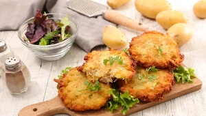 Ten produkt zwykle podajemy obok placków. Ja dodaję go prosto do masy