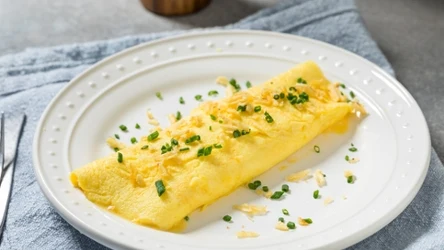 Francuski omlet to proste i sycące danie danie na pożywne śniadanie