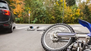 Kierowcy muszą zachować szczególną ostrożność. Motocykl może znaleźć się w tzw. martwym polu.