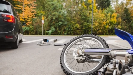 Kierowcy muszą zachować szczególną ostrożność. Motocykl może znaleźć się w tzw. martwym polu.