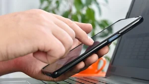 Niby pełny zasięg, a internetu i tak nie ma. Co się dzieje z telefonem