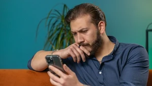 Konto bankowe może zostać przejęte przez oszustów w wyniku zastosowania się do kroków opisanych w wiadomości SMS.