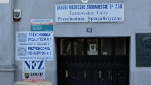 W przychodni w Tarnowskich Górach zmarła seniorka. Przez trzy godziny jej ciało leżało na schodach